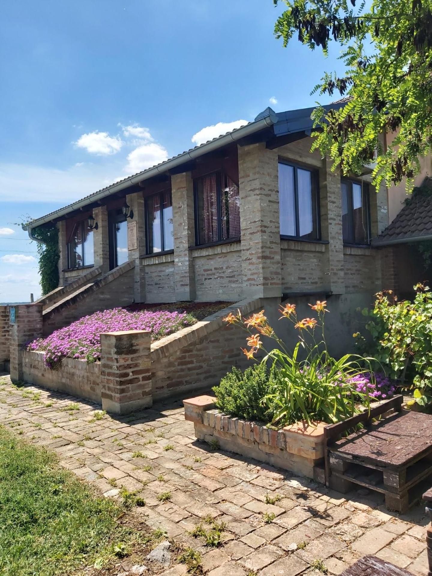 Izletiste Opatovac Guest House Exterior foto