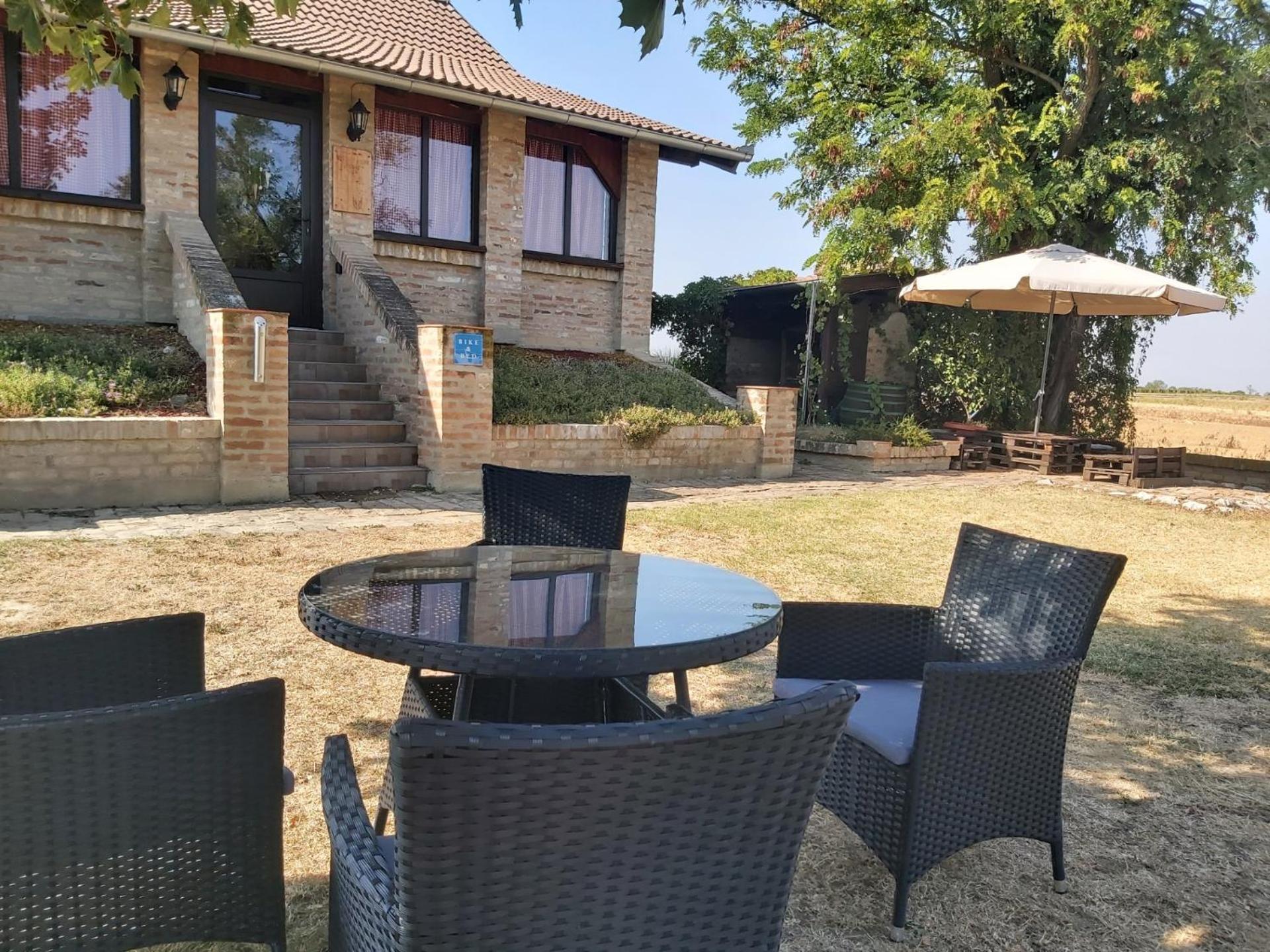 Izletiste Opatovac Guest House Exterior foto